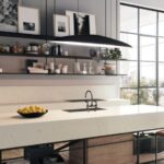 Cuisine moderne avec lumières et fenêtres panoramiques.
