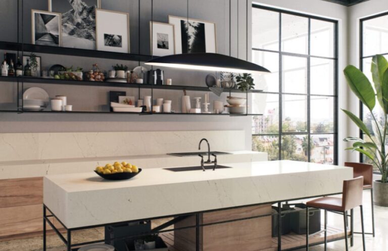Cuisine moderne avec lumières et fenêtres panoramiques.