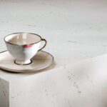 Tasse de thé sur comptoir en marbre blanc.