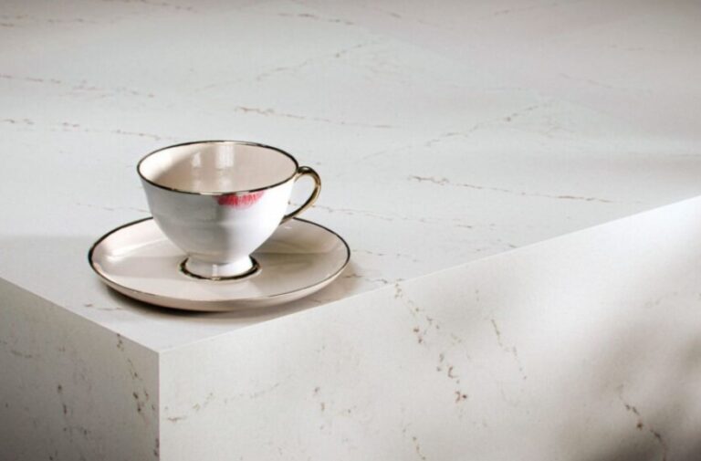 Tasse de thé sur comptoir en marbre blanc.