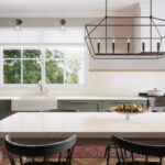 Cuisine moderne avec îlot et luminaires élégants.