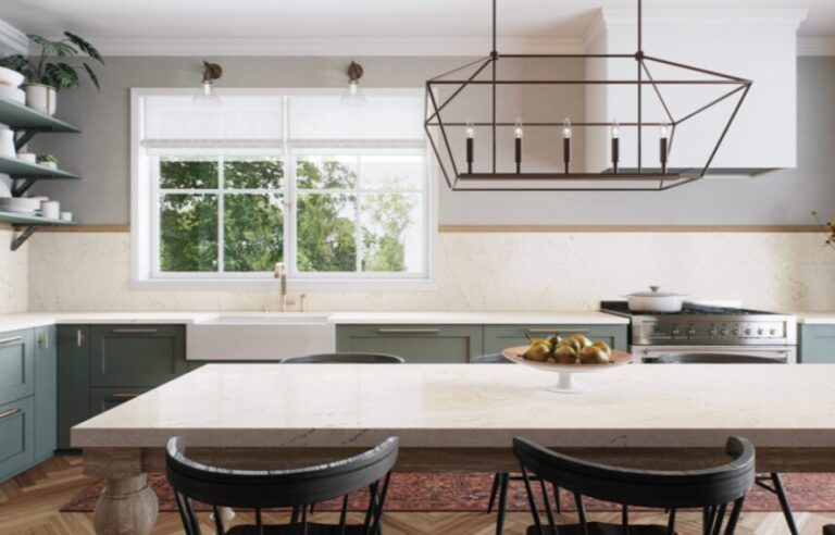 Cuisine moderne avec îlot et luminaires élégants.