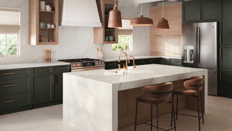 Cuisine moderne avec îlot central marbre.