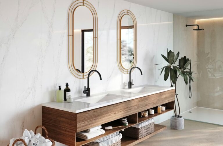 Salle de bain moderne avec lavabo double et douche