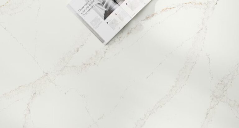 Livre ouvert sur table marbre blanc veiné.